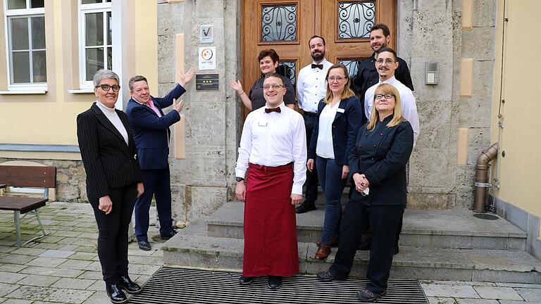 Vor kurzem hingen hier noch eine 3-Sterne-Plakette und auch die zwei anderen Siegel sind neu. Das Team um Hoteldirektor Carsten Balduf (Zweiter von links) freut sich, dass sich ihr Aufwand gelohnt hat. Vor kurzem hingen hier noch eine 3-Sterne-Plakette und auch die zwei anderen Siegel sind neu. Das Team um Hoteldirektor Carsten Balduf (Zweiter von links) freut sich, dass sich ihr Aufwand gelohnt hat.