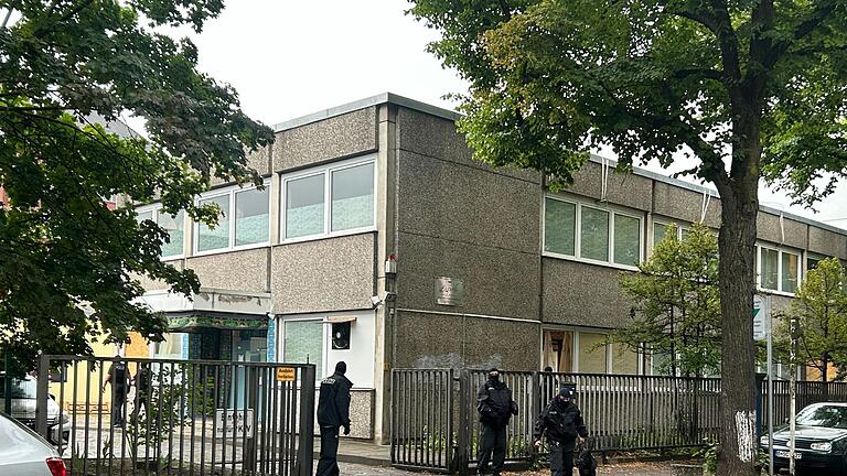 Razzien gegen Islamisten - Berlin - Vermummte Polizisten stehen an einem Gebäude, in dem sich das Islamische Zentrum Berlin befindet. Razzien gegen Islamisten - Berlin - Vermummte Polizisten stehen an einem Gebäude, in dem sich das Islamische Zentrum Berlin befindet.