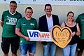 2. und 3. Person von links: Kurt Fuchs (1. Vorsitzender des TSV Ober- Unterwaldbehrungen), Peter Suckfüll (Spendenbotschafter der VR-Bank Main-Rhön), weitere Vorstandsmitglieder des TSV Ober- Unterwaldbehrungen