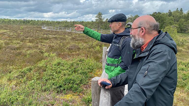 Die Rezertifizierung zum Qualitätsnaturpark belegt die gute Arbeit des Vereins Naturpark und Biosphärenreservat Rhön. Das Bild zeigt Klaus Spitzl (hinten) bei der Bereisung mit Prüfer Ralf Koch. Die Rezertifizierung zum Qualitätsnaturpark belegt die gute Arbeit des Vereins Naturpark und Biosphärenreservat Rhön. Das Bild zeigt Klaus Spitzl (hinten) bei der Bereisung mit Prüfer Ralf Koch.