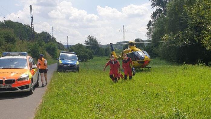 Die Rettungskräfte waren nach dem Unfall an jenem Juli-Samstag sehr schnell zur Stelle; ein Rettungshubschrauber brachte den Schwerverletzten ins Krankenhaus. Die Rettungskräfte waren nach dem Unfall an jenem Juli-Samstag sehr schnell zur Stelle; ein Rettungshubschrauber brachte den Schwerverletzten ins Krankenhaus.
