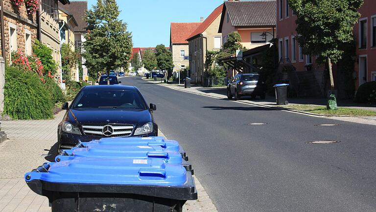 In Dingolshausen, wie hier in der Hauptstraße, wurden die blauen Altpapiertonnen, die eigentlich am 30. August hätten geleert werden sollen, noch immer nicht geleert. Das Foto entstand am 5. September. In Dingolshausen, wie hier in der Hauptstraße, wurden die blauen Altpapiertonnen, die eigentlich am 30. August hätten geleert werden sollen, noch immer nicht geleert. Das Foto entstand am 5. September.