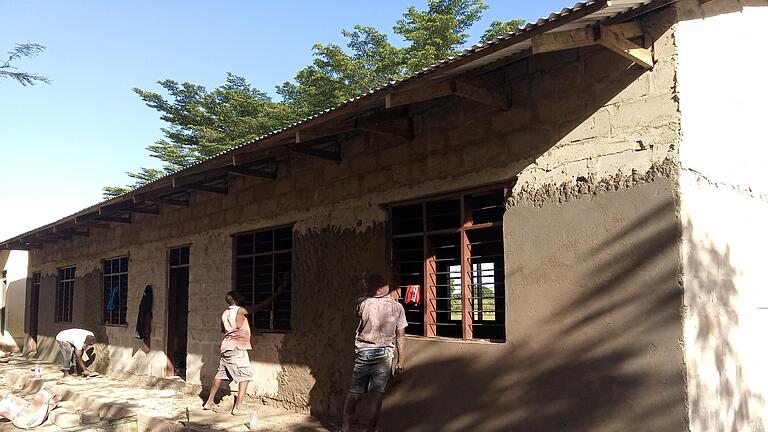Projekt für die Grundschule Tumaini - Projekt für die Grundschule Tumaini Projekt für die Grundschule Tumaini - Projekt für die Grundschule Tumaini
