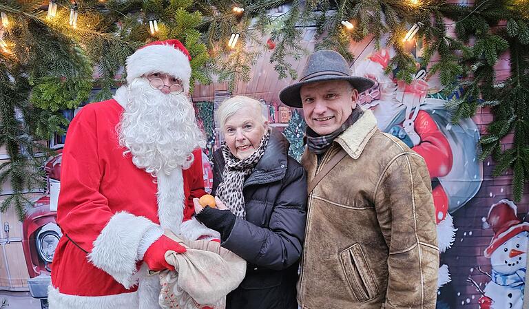 Zum 40. Sommerhäuser Weihnachtsmarkt hat Nikolaus Klaus-Dieter Aumüller auch für Initiatorin und Organistorin Annadora Diller-Köninger 'Süßes' und 'Gesundes' in seinem Sack. Zusammen mit Bürgermeister Wilfried Saak hatte sie den Weihnachtsmarkt vor der Bartholomäuskirche eröffnet. Zum 40. Sommerhäuser Weihnachtsmarkt hat Nikolaus Klaus-Dieter Aumüller auch für Initiatorin und Organistorin Annadora Diller-Köninger 'Süßes' und 'Gesundes' in seinem Sack. Zusammen mit Bürgermeister Wilfried Saak hatte sie den Weihnachtsmarkt vor der Bartholomäuskirche eröffnet.