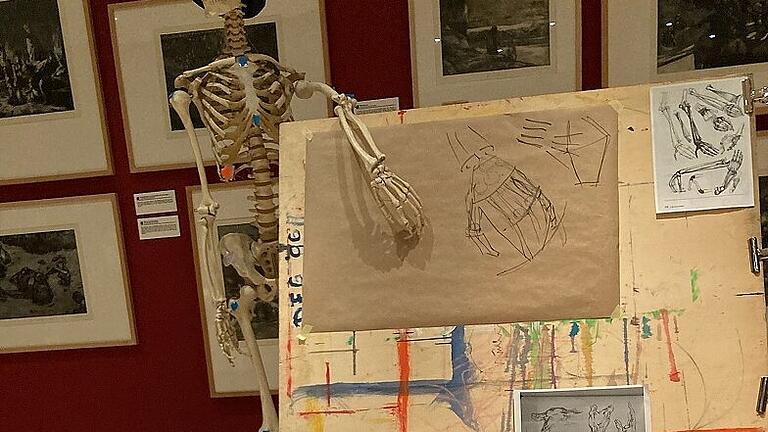 Erwachsene können in den Kursen lernen, die Anatomie des Menschen zu zeichnen.
