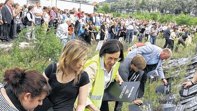 Abschluss: An der Gleisböschung reihten sich schließlich 852 Namen der Deportierten. Abschluss: An der Gleisböschung reihten sich schließlich 852 Namen der Deportierten.