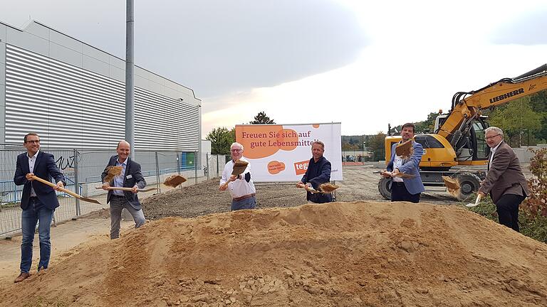 Noch fliegt der Sand, bald geht es am Mainlandzentrum um Handfestes (von links): Klaus Diegelmann (Geschäftsleiter, Werner Projektentwicklung), Matthias Pusch (Leiter Unternehmenskommunikation, tegut), Bürgermeister a. D. Peter Stichler, Architekt Frank Neumann, Bürgermeister Alexander Knahn und Christian Schwab (Expansionsleiter tegut) beim Spatenstich. Noch fliegt der Sand, bald geht es am Mainlandzentrum um Handfestes (von links): Klaus Diegelmann (Geschäftsleiter, Werner Projektentwicklung), Matthias Pusch (Leiter Unternehmenskommunikation, tegut), Bürgermeister a. D. Peter Stichler, Architekt Frank Neumann, Bürgermeister Alexander Knahn und Christian Schwab (Expansionsleiter tegut) beim Spatenstich.