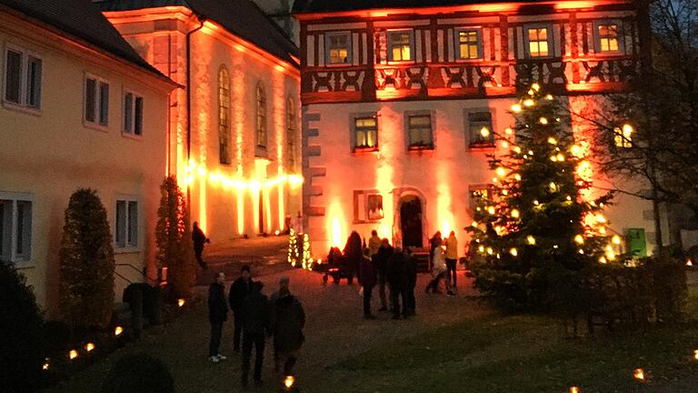 Nicht nur beim Weihnachts-Prixi, wie hier in Stadelschwarzach, geht ohne Strom nichts. Eine Energiegenossenschaft will daher die künftige Energieversorgung im Landkreis Kitzingen koordinieren. Doch Prichsenstadt macht dabei nicht mit. Nicht nur beim Weihnachts-Prixi, wie hier in Stadelschwarzach, geht ohne Strom nichts. Eine Energiegenossenschaft will daher die künftige Energieversorgung im Landkreis Kitzingen koordinieren. Doch Prichsenstadt macht dabei nicht mit.