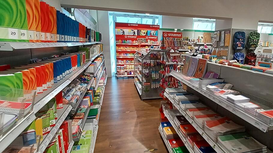 Schul- und Bürobedarf, Künstler- und Bastelutensilien und vieles mehr gibt es im Ladengeschäft von J. A. Hofmann Nachf. in der Domstraße im Herzen Würzburgs.