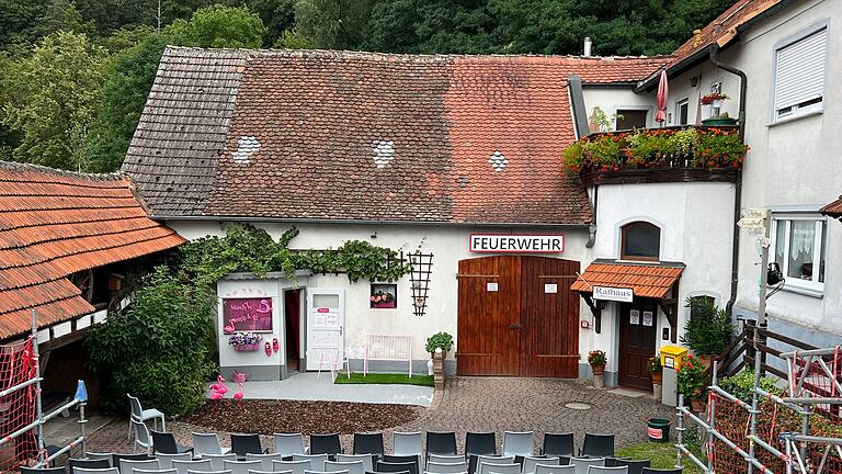 Haus und Hof von Maria Egglseder werden bei den Aufführungen zu Bühne und Zuschauerraum. Haus und Hof von Maria Egglseder werden bei den Aufführungen zu Bühne und Zuschauerraum.