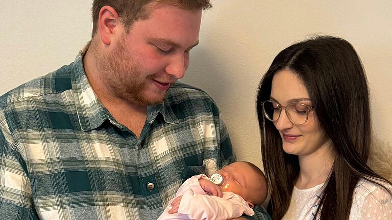 Jana und Julian Lembach aus Sandberg halten stolz ihre Tochter Luna im Arm.
