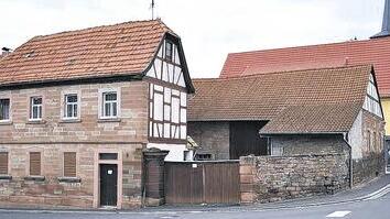 Neues Zentrum: Einen neuen Ortsmittelpunkt erhält Gössenheim nach dem Abriss dieses Gebäudes in der Simonsgasse. Für die Gestaltung bestehen noch keine Vorstellungen: Parkplätze wird es auf dem Grundstück aber keine geben, darüber waren sich die Gemeinderäte einig. Neues Zentrum: Einen neuen Ortsmittelpunkt erhält Gössenheim nach dem Abriss dieses Gebäudes in der Simonsgasse. Für die Gestaltung bestehen noch keine Vorstellungen: Parkplätze wird es auf dem Grundstück aber keine geben, darüber waren sich die Gemeinderäte einig.
