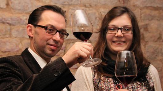 Freuen sich auf die Weinmesse am 19. Januar: Sommelier Thomas Stobbe und Organisatorin Theresa Schmid. Foto: Markus Reeh - Freuen sich auf die Weinmesse am 19. Januar: Sommelier Thomas Stobbe und Organisatorin Theresa Schmid. Foto: Markus Reeh Freuen sich auf die Weinmesse am 19. Januar: Sommelier Thomas Stobbe und Organisatorin Theresa Schmid. Foto: Markus Reeh - Freuen sich auf die Weinmesse am 19. Januar: Sommelier Thomas Stobbe und Organisatorin Theresa Schmid. Foto: Markus Reeh