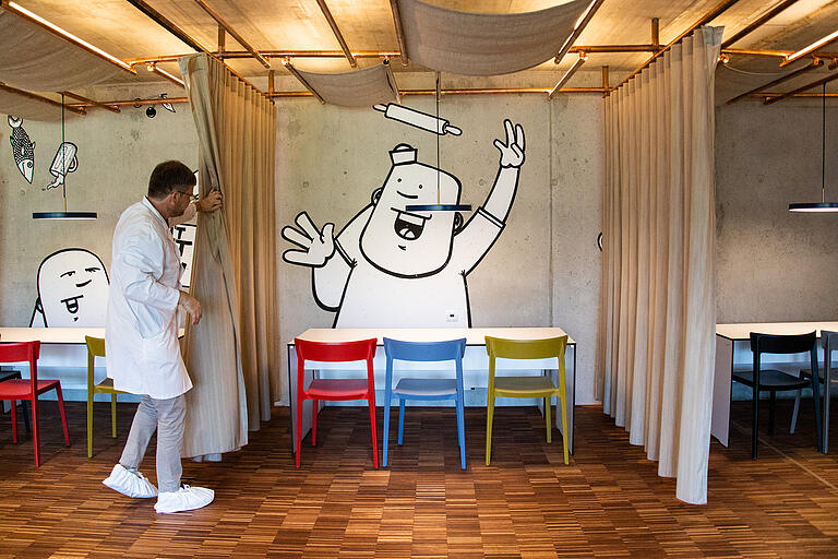 Udo Walter im neuen Bereich der Kantine: Damit die Mitarbeiter wenn sie wollen mal ihre Ruhe haben. Udo Walter im neuen Bereich der Kantine: Damit die Mitarbeiter wenn sie wollen mal ihre Ruhe haben. 