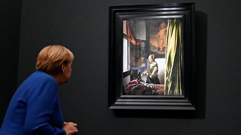 Alice Natters Kuturbild des Jahres: Bundeskanzlerin Angela Merkel bei der Eröffnung der Ausstellung 'Johannes Vermeer. Vom Innehalten' in Dresden.&nbsp;