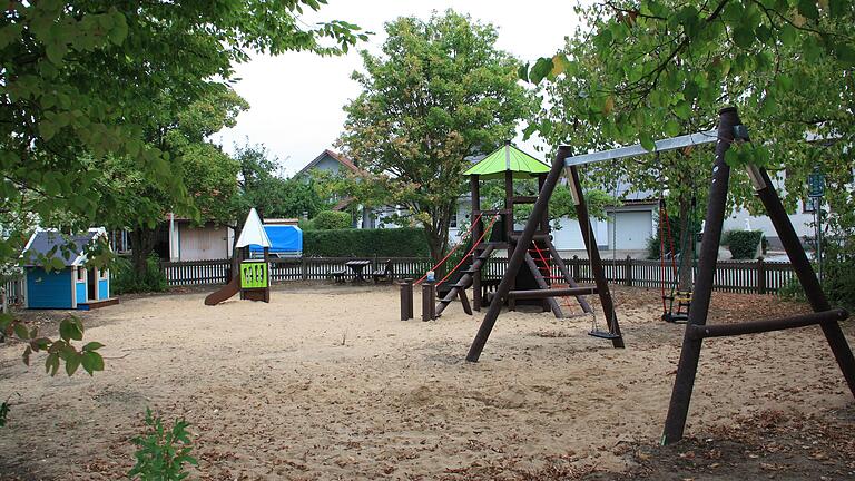 Der neu angelegte Spielplatz in der Jakob-Pfeffer-Straße in Gerolzhofen ist nach bestandener Sicherheitsprüfung nun freigegeben. Der neu angelegte Spielplatz in der Jakob-Pfeffer-Straße in Gerolzhofen ist nach bestandener Sicherheitsprüfung nun freigegeben.