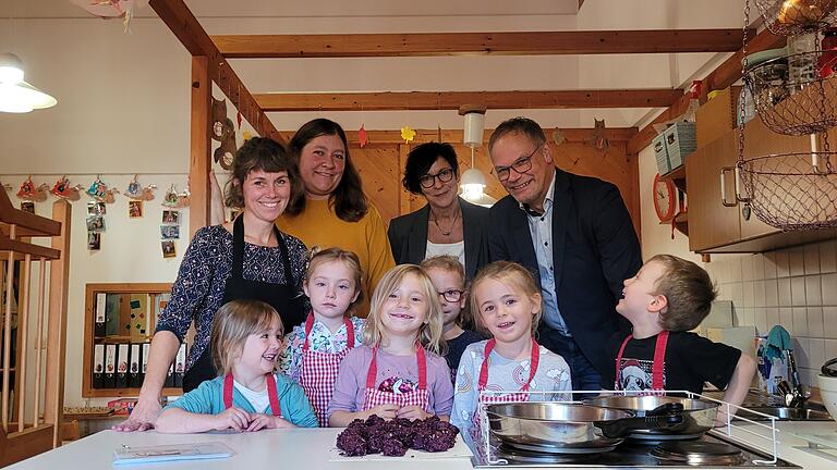 Im Bild: Constanze Nicklaus, Ines Ment, Ulrike Kroll (Kindergarten) und Jürgen Geyer (Barmer).