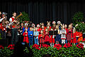 Musik gehört dazu bei der Weihnachtsfeier für Alleinstehende und Bedürftige der Stadt Schweinfurt. Im Bild die Blechbläser Stefan Pfister und der Kinderchor 'Die Kleinen Tröpfchen', geleitet von Olga Baluyev.
