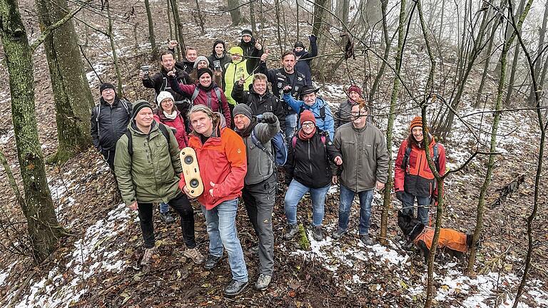 Auf dem inneren Burgwall der Ruine Hohenlandsberg hören die Wanderer Musik von „Sons of Eternity“.&nbsp;&nbsp;