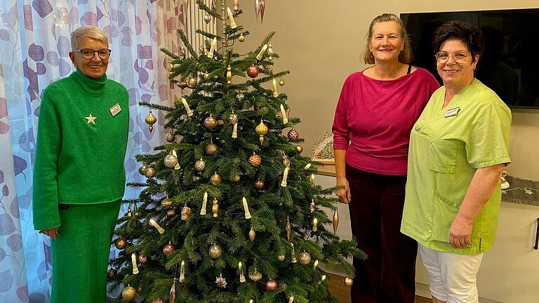 In Beerenfarben, abgestimmt auf die Einrichtung, wurde der Christbaum in einer Hausgemeinschaft des Franziska-Streitel-Altenheims geschmückt. Jetzt kann Weihnachten kommen, freuen sich Pflegedienstleiterin Kerstin Meisinger-Klemm, Einrichtungsleiterin Monika Heusinger sowie Pflegekraft und Alltagsbegleiterin Dorothea Streit (von links).