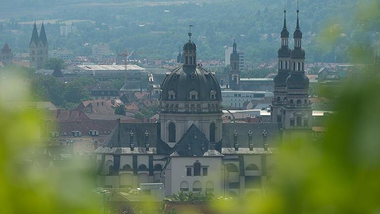 Dachdeckarbeiten am Stift Haug - Monumentales Gotteshaus mit prägender Kuppel: Die Pfarrei Stift Haug feiert in diesen Tagen ihr 100-jähriges Bestehen. Dachdeckarbeiten am Stift Haug - Monumentales Gotteshaus mit prägender Kuppel: Die Pfarrei Stift Haug feiert in diesen Tagen ihr 100-jähriges Bestehen.