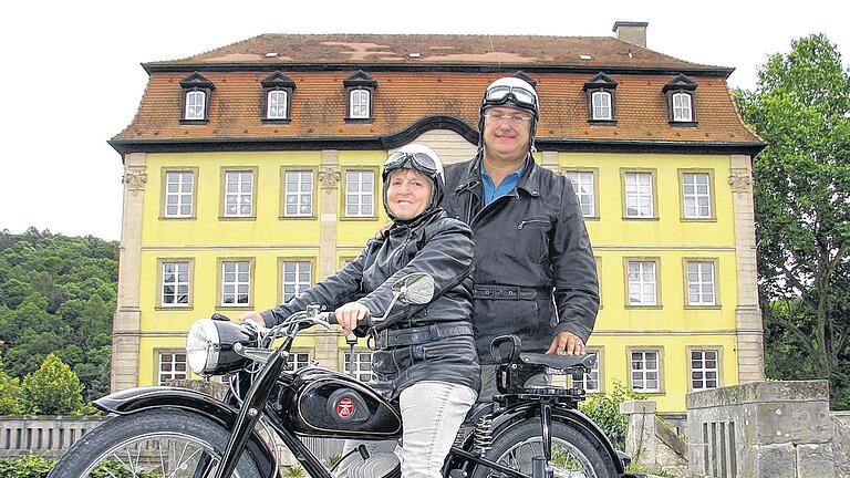 „Zweimal Liebe auf den ersten Blick“: Sowohl bei ihrem Mann Harald als auch bei ihrer „Adler M100“ war Isolde Heurich jeweils gleich Feuer und Flamme. „Zweimal Liebe auf den ersten Blick“: Sowohl bei ihrem Mann Harald als auch bei ihrer „Adler M100“ war Isolde Heurich jeweils gleich Feuer und Flamme.