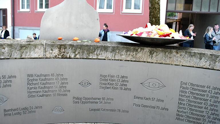 Namen und Alter der Getöteten sind am Denkmal eingraviert, sie können nach neuesten Erkenntnissen noch ergänzt werden. Namen und Alter der Getöteten sind am Denkmal eingraviert, sie können nach neuesten Erkenntnissen noch ergänzt werden.