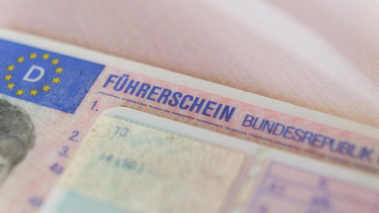 EU diskutiert Führerschein-Begrenzungen für Fahranfänger und Ältere