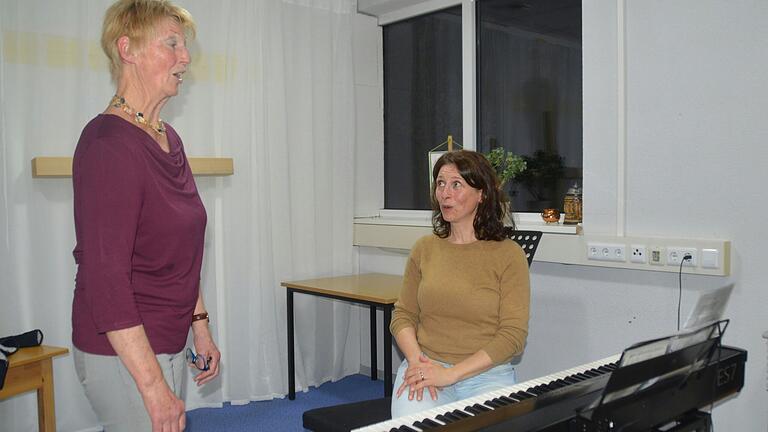 Anna-Maria Seubert singt zusammen mit der Stimmbildnerin Katja Woitsch die Tonleiter. Anna-Maria Seubert singt zusammen mit der Stimmbildnerin Katja Woitsch die Tonleiter.
