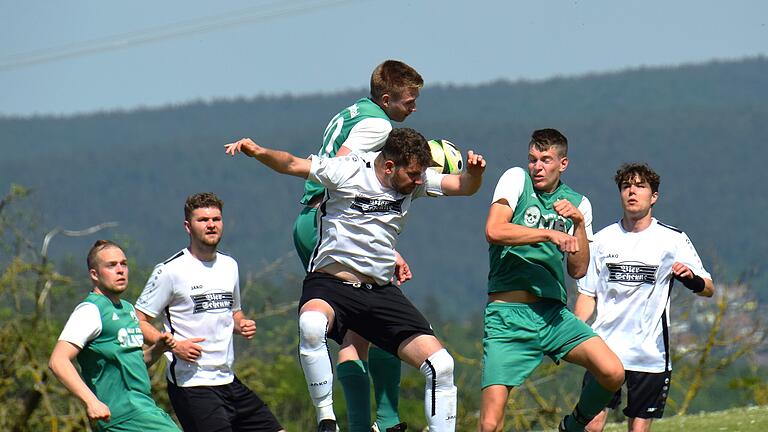 A-Klasse Rhön 1: SG Oehrberg - FC Untererthal II       -  Vor Rhöner Kulisse gehen Elija Kleine von der SG Oehrberg/Stralsbach/Geroda (vorne) und Markus Herrlein vom FC Untererthal II ins Kopfballduell.