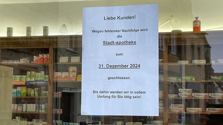 Mit einem Aushang an der Eingangstür der Stadt-Apotheke informiert der Inhaber über das Aus zum Jahresende.