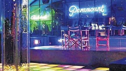 Blau, so blau: Im Paramount, dem schicksten Club der Stadt, ging's leuchtend bunt zu. Blau, so blau: Im Paramount, dem schicksten Club der Stadt, ging's leuchtend bunt zu.