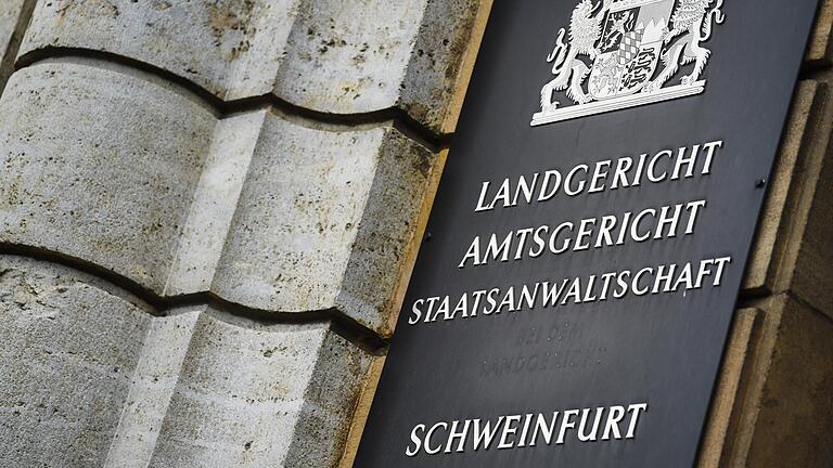 Vor der 1. Großen Strafkammer am Landgericht Schweinfurt muss sich ein 25-Jähriger verantworten. Er soll seinen drei Jahre jüngeren Mitbewohner mit dem Messer so schwer verletzt haben, dass dieser noch in der Wohnung starb. Vor der 1. Großen Strafkammer am Landgericht Schweinfurt muss sich ein 25-Jähriger verantworten. Er soll seinen drei Jahre jüngeren Mitbewohner mit dem Messer so schwer verletzt haben, dass dieser noch in der Wohnung starb.