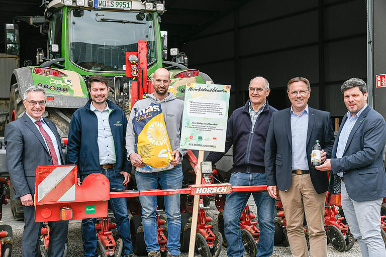 Beim Anbau von Bio-Sonnenblumen und dem Vermarkten von Öl wollen verschiedene Akteure künftig kooperieren. Im Bild (von links): Herbert Siedler, Andreas Hopf, Benedikt Endres, Hermann Endres, Dirk Vollertsen und Oliver Alletsee. Beim Anbau von Bio-Sonnenblumen und dem Vermarkten von Öl wollen verschiedene Akteure künftig kooperieren. Im Bild (von links): Herbert Siedler, Andreas Hopf, Benedikt Endres, Hermann Endres, Dirk Vollertsen und Oliver Alletsee.