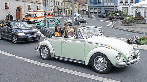 Nicht zu überhören: Mit einem kleinen Autocorso durch die Stadt feierten Kilian Ort und seine Fans den Europameistertitel. Alfons Bötsch steuerte den offenen Käfer, neben ihm Abteilungsleiter Andi Albert. Nicht zu überhören: Mit einem kleinen Autocorso durch die Stadt feierten Kilian Ort und seine Fans den Europameistertitel. Alfons Bötsch steuerte den offenen Käfer, neben ihm Abteilungsleiter Andi Albert.