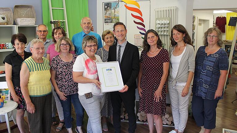 Bei der Übergabe des neuen Zertifikats „Fairtrade-Town“ im Gerolzhöfer Eine-Welt-Laden: (von links) Doris Geißler, Rosemarie Schneider, Klaus Schwaab, Ingrid Feil, Kreisrätin Beate Glotzmann, 2.Bürgermeister Erich Servatius, Petra Aumüller (Sprecherin der Steuerungsgruppe Fairtrade Stadt), Hannelore Schreyer, Bürgermeister Thorsten Wozniak, Kreisrätin Birgit Röder, Kerstin Krammer-Kneißl und Gisela Gräf. Bei der Übergabe des neuen Zertifikats „Fairtrade-Town“ im Gerolzhöfer Eine-Welt-Laden: (von links) Doris Geißler, Rosemarie Schneider, Klaus Schwaab, Ingrid Feil, Kreisrätin Beate Glotzmann, 2.Bürgermeister Erich Servatius, Petra Aumüller (Sprecherin der Steuerungsgruppe Fairtrade Stadt), Hannelore Schreyer, Bürgermeister Thorsten Wozniak, Kreisrätin Birgit Röder, Kerstin Krammer-Kneißl und Gisela Gräf.