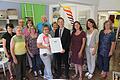 Bei der Übergabe des neuen Zertifikats &bdquo;Fairtrade-Town&ldquo; im Gerolzhöfer Eine-Welt-Laden: (von links) Doris Geißler, Rosemarie Schneider, Klaus Schwaab, Ingrid Feil, Kreisrätin Beate Glotzmann, 2.Bürgermeister Erich Servatius, Petra Aumüller (Sprecherin der Steuerungsgruppe Fairtrade Stadt), Hannelore Schreyer, Bürgermeister Thorsten Wozniak, Kreisrätin Birgit Röder, Kerstin Krammer-Kneißl und Gisela Gräf.