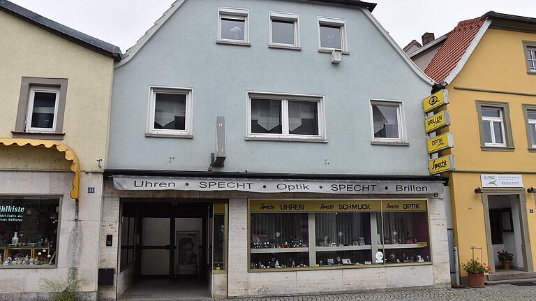 Nach Umbauten der Geschäftsräume und Renovierungen in den vergangenen 101 Jahren hat sich das äußere Erscheinungsbild des Gebäudes in der Haßfurter Brückenstraße geändert. Nach Umbauten der Geschäftsräume und Renovierungen in den vergangenen 101 Jahren hat sich das äußere Erscheinungsbild des Gebäudes in der Haßfurter Brückenstraße geändert.
