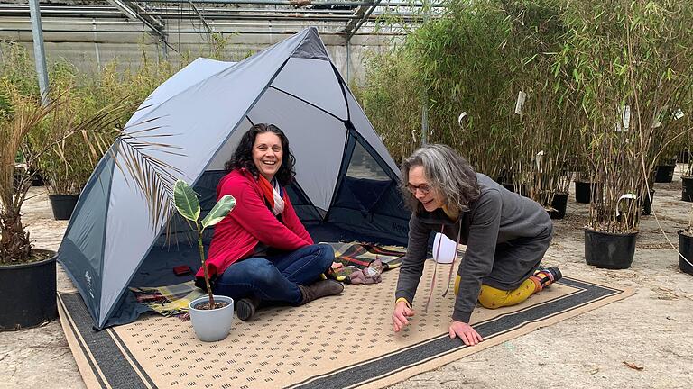 Mia Hochrein (rechts) und Christine Schikora vom „else!“-Team sind schon mal symbolisch in eines der vielen Gewächshäuser auf dem ehemaligen Bötz-Areal eingezogen. Am 29. April startet dort das Kunstprojekt „else!3“.       -  Mia Hochrein (rechts) und Christine Schikora vom „else!“-Team sind schon mal symbolisch in eines der vielen Gewächshäuser auf dem ehemaligen Bötz-Areal eingezogen. Am 29. April startet dort das Kunstprojekt „else!3“.