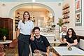 Endri Tare mit Franceska Tare (sitzend rechts) betreiben die Pasticceria e Caffetteria 'La Toska' in der Würzburger Theaterstraße, die das Magazin 'Der Feinschmecker' zu den 500 besten Cafés in Deutschland kürte. Das Café dient zugleich als Frühstücksraum des Hotels Kunterbunt, das Eva Wechsler und Kevin Forstner (vorne) im vergangenen Jahr neu eröffneten.