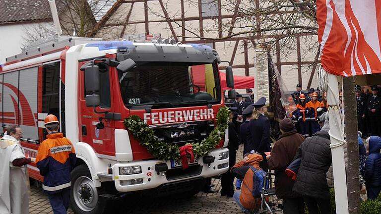 Kein Fahrzeug von der Stange: Pfarrer Stefan Kömm segnete das neue Löschfahrzeug. Kein Fahrzeug von der Stange: Pfarrer Stefan Kömm segnete das neue Löschfahrzeug.