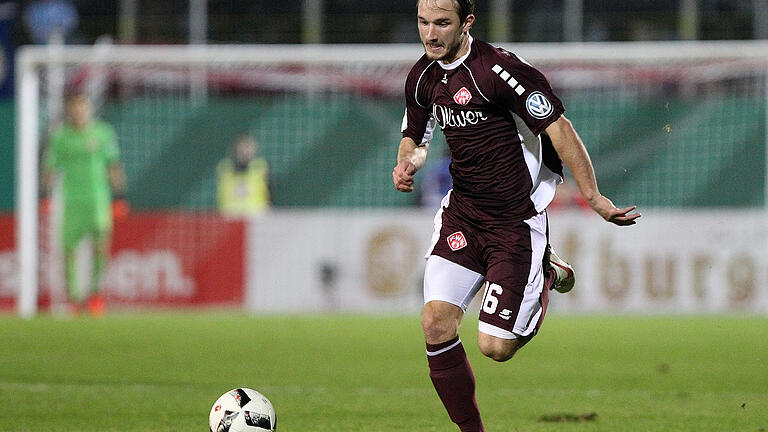 Fussball, DFB-Pokal, FC Würzburger Kickers - TSV 1860 München       -  v.li.: Peter Kurzweg (FC Würzburger Kickers), Freisteller, Einzelbild, Aktion, Fussball, DFB-Pokal, FC Würzburger Kickers - TSV 1860 München, [Foto: foto2press.de, Schwarzwaldstraße 19, 69124 Heidelberg - Tel +49 (0)6221 718837 - info@foto2press.de - www.foto2press.de - Veröffentlichung nur mit Urheberangabe gegen Honorar gestattet und Belegexemplar erbeten *** Lieferung erfolgt ausschließlich unter Anerkennung der AGB, einzusehen unter http://www.foto2press.de/agb *** Foto nur für redaktionelle Verwendung - no model release!]
