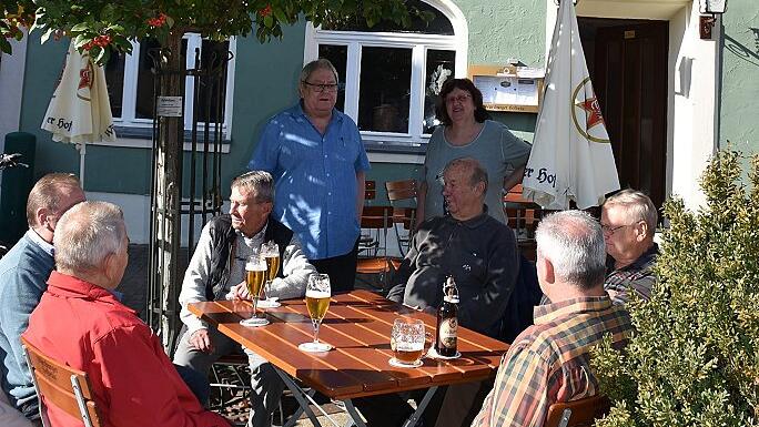 Die Freunde des gepflegten Plausches beim Frühschoppen genießen den sonnigen Spätsommer im Biergarten vor der „Rose“. Erika und Elmar Knörnschild haben jetzt genug Zeit, sich auch mal dazuzusetzen. Helmut Glauch Die Freunde des gepflegten Plausches beim Frühschoppen genießen den sonnigen Spätsommer im Biergarten vor der „Rose“. Erika und Elmar Knörnschild haben jetzt genug Zeit, sich auch mal dazuzusetzen. Helmut Glauch