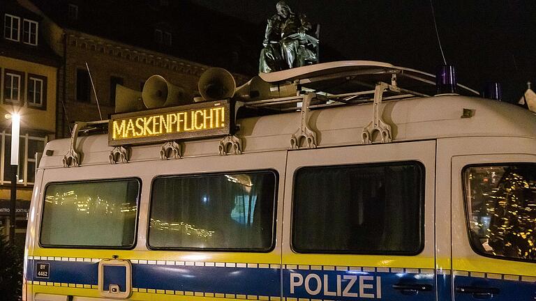 Eine Maskenpflicht hatte die Polizei für die unangemeldete Versammlung von Gegner der Corona-Maßnahmen in Schweinfurt angeordnet. Viele hielten sich nicht daran. Eine Maskenpflicht hatte die Polizei für die unangemeldete Versammlung von Gegner der Corona-Maßnahmen in Schweinfurt angeordnet. Viele hielten sich nicht daran.