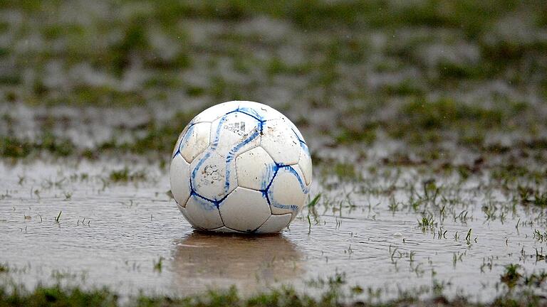 Das Spiel der Fußball-Bayernliga Nord zwischen dem TSV Großbardorf und dem TSV Kornburg ist abgesagt worden (Symbolbild). Das Spiel der Fußball-Bayernliga Nord zwischen dem TSV Großbardorf und dem TSV Kornburg ist abgesagt worden (Symbolbild).