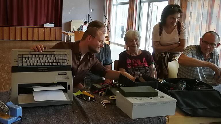 So macht Arbeit Spaß: Peter Wagenhäuser, Willi Freibott, Gerda Hartner, eine Kundin und Gerhard Wagenhäuser.