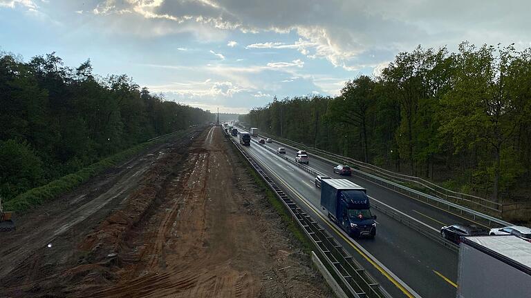 Eine riesige Baustelle ist die Autobahn A3 zwischen Fürth und Biebelried. Hier der Blick von der neuen Autobahnbrücke zwischen Großlangheim und Hörblach Richtung Biebelrieder Kreuz im Westen.