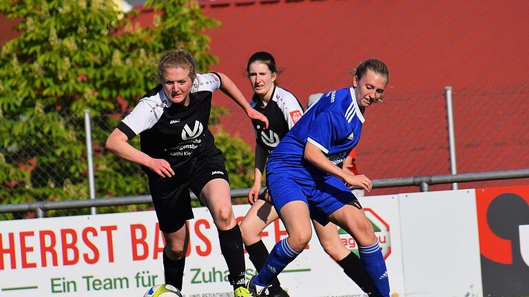 Unser Bild zeigt Katharina Heinz (am Ball) von der SG Schönderling/Schondra/Thulba im Duell gegen Anna Zimmer von der SG Albertshausen/Nüdlingen. Die Rhöner gewannen das Duell knapp mit 1:0 und schielen noch auf den dritten Tabellenplatz.       -  Unser Bild zeigt Katharina Heinz (am Ball) von der SG Schönderling/Schondra/Thulba im Duell gegen Anna Zimmer von der SG Albertshausen/Nüdlingen. Die Rhöner gewannen das Duell knapp mit 1:0 und schielen noch auf den dritten Tabellenplatz.