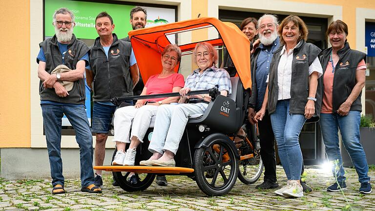 Die neue Rikscha-Crew der Nachbarschaftshilfe Gerolzhofen mit ihrem ersten Fahrgast: (v.l.) Christoph Bäumer, Ralf Bender, Lars Petry, Edith Kimmel, Irmgard Fröhling, Bianca Pfützner, Udo Cox, Katja Hinzer und Benita Kämmerer.