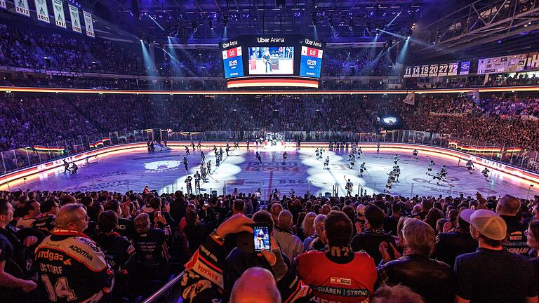 Eisbären Berlin - Kölner Haie - Auch vor den Spielen gedenken die Eisbären Berlin ihres verstorbenen Teamkollegen Tobias Eder. Eisbären Berlin - Kölner Haie - Auch vor den Spielen gedenken die Eisbären Berlin ihres verstorbenen Teamkollegen Tobias Eder.